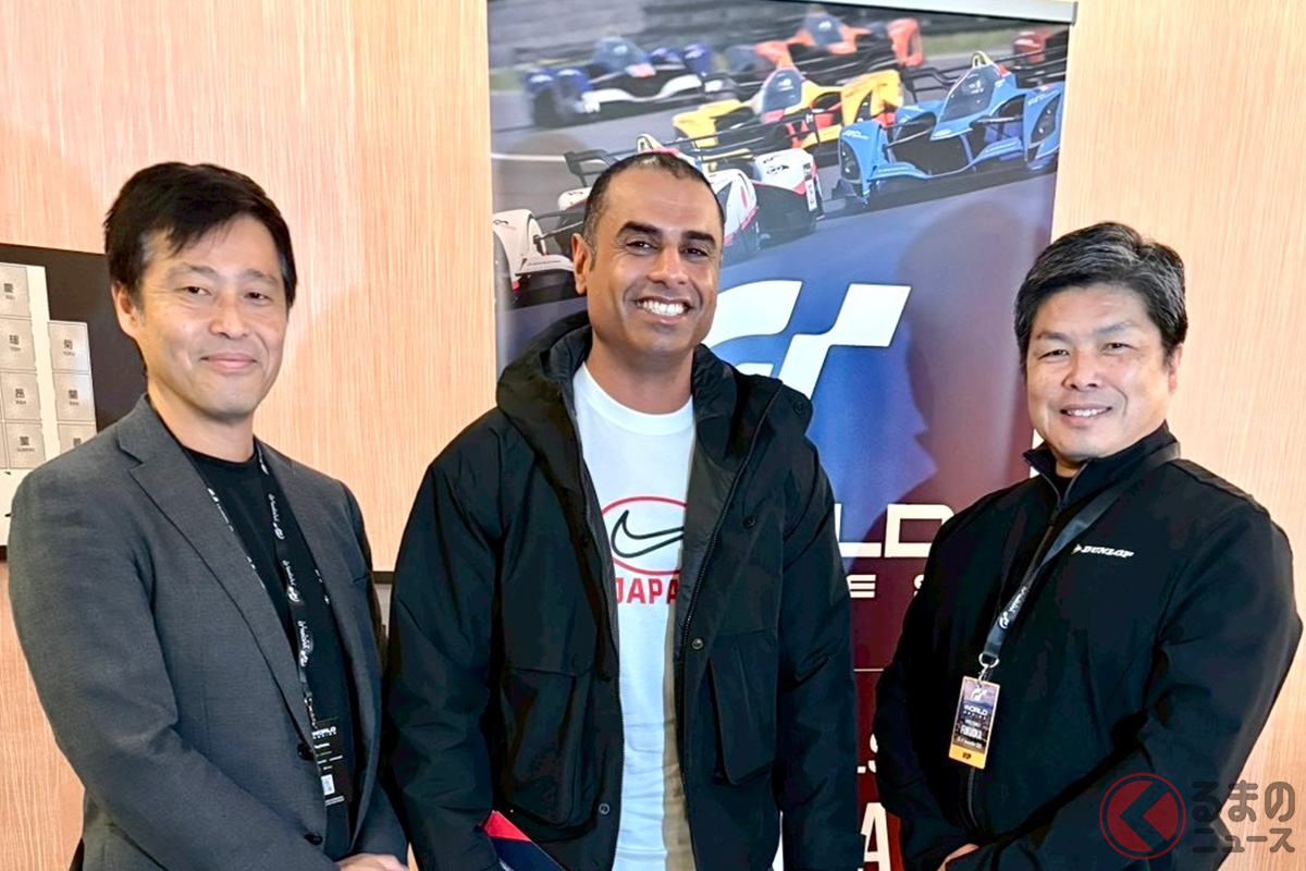 2026年のグランツーリスモ ワールドシリーズ開幕戦はアブダビでおこなわれる。アブダビ文化観光局のアブダビ文化観光局のサイード・アル・ファザリさん(中央)と一緒に写るのは、住友ゴム工業株式会社 タイヤ事業本部 グローバルマーケティング部の笠井 克己さん(左)と栃尾 威彦さん(右)