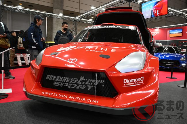 スズキ「スゴいスイスポ」世界初公開！ 反響多数の巨大羽根＆青黒