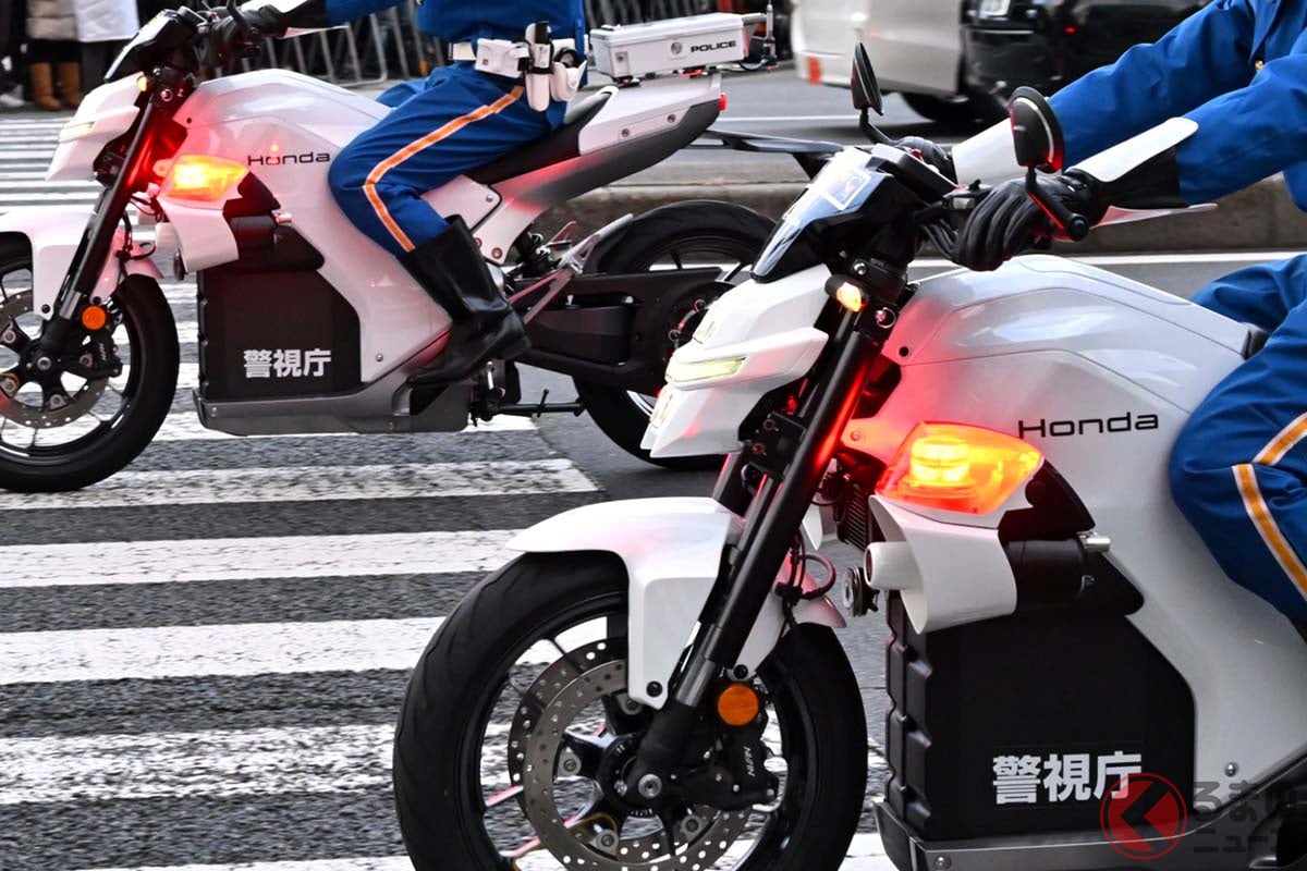 箱根駅伝の1区と10区で先導した新型EV白バイ