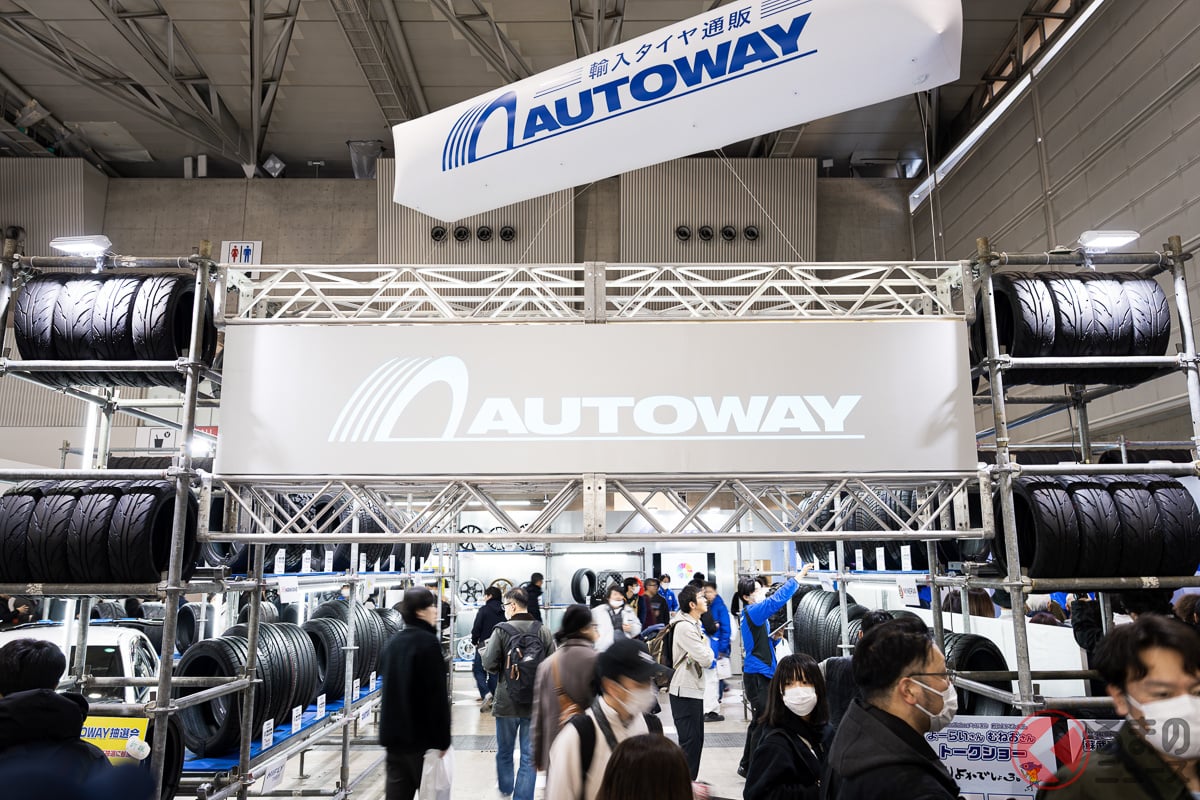 製品とイベントステージを分割した構造のオートウェイブースには例年通りの人だかりが!