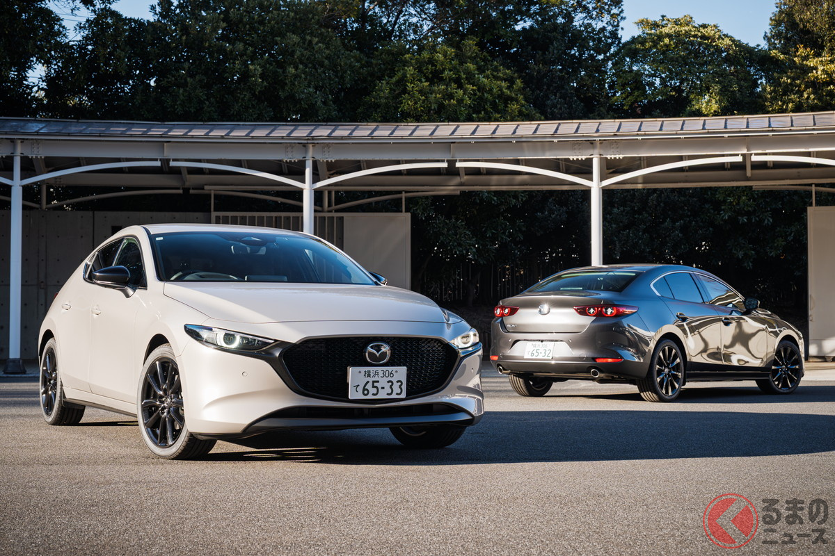 MAZDA3「XD Drive Edition」。左がファストバック、右がセダン。画像のカラーはそれぞれ「プラチナクォーツメタリック」と「マシングレープレミアムメタリック」