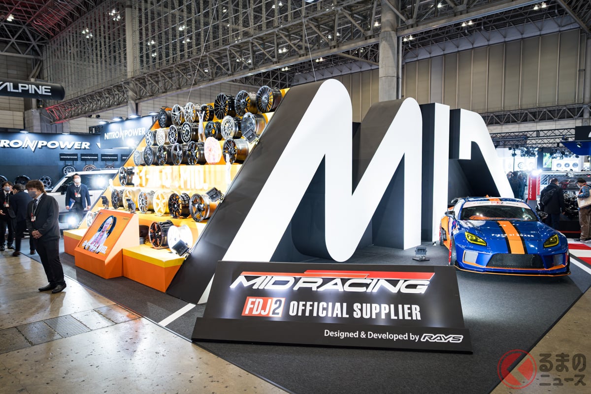 東京オートサロン2026「MID WHEELS」ブースの様子。ブース内には「FOMULA DRIFT JAPAN」セカンドカテゴリ「FDJ2」の参戦マシンである「BRZ」の姿も