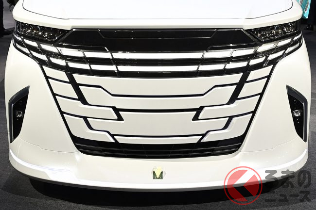 トヨタ斬新「アルファード」初公開！ ピカっと光る