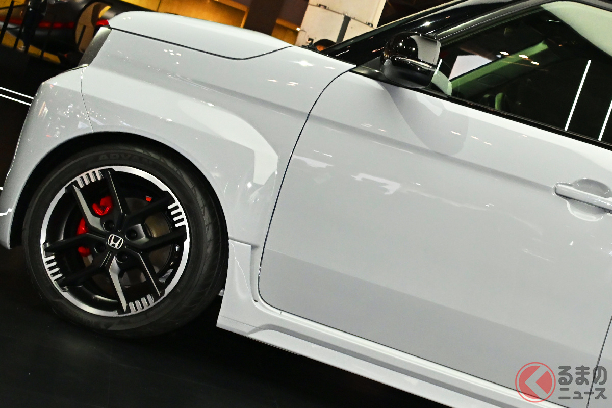 張り出した専用デザインのワイドボディがカッコイイ!