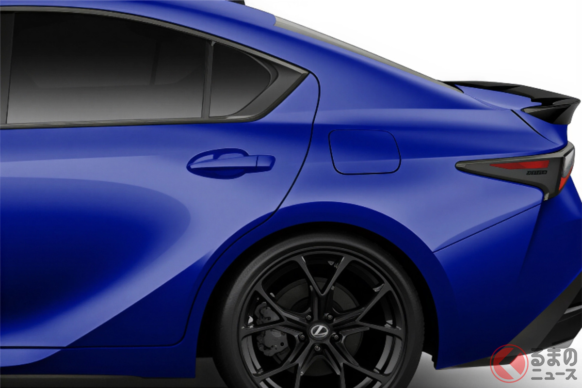 ブラック仕立てのスポーティな専用エクステリアがカッコイイ!