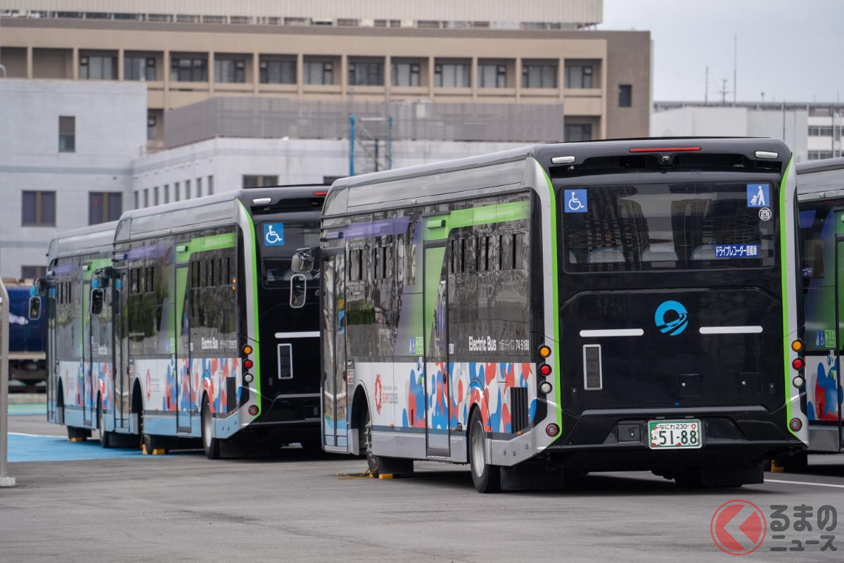 多くのEVバスが並んでいる(撮影:加藤博人)