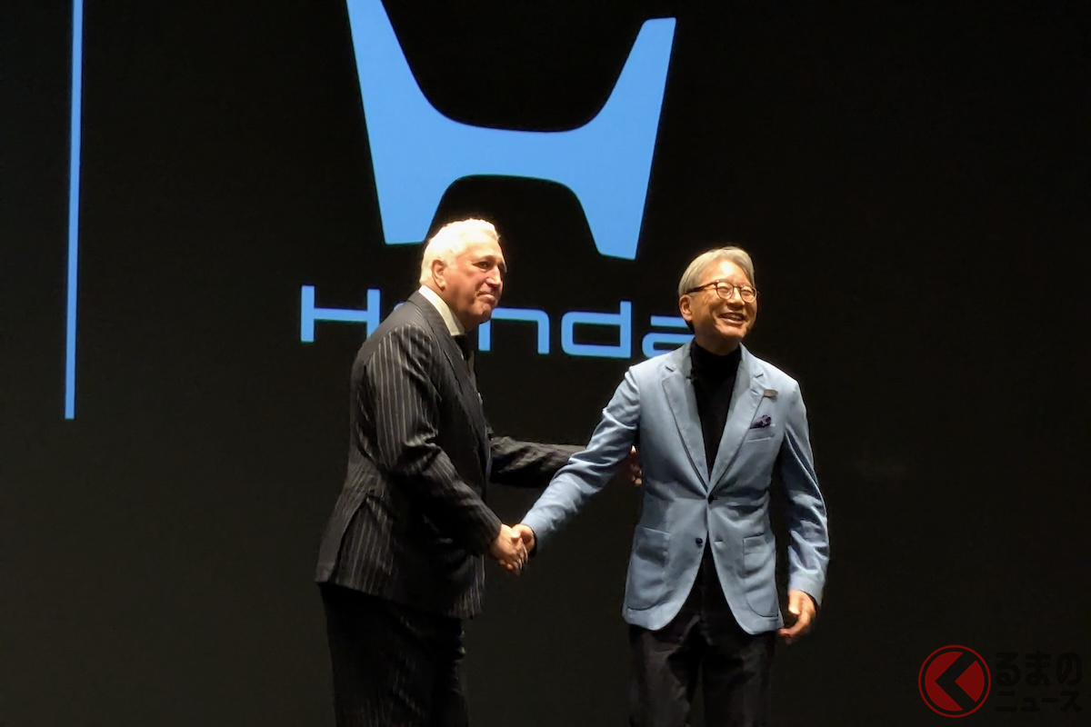 アストンマーティン・アラムコ・コグニザント・フォーミュラ・ワン・チームのローレンス・ストロール会長(左)と本田技研工業の三部敏宏 代表執行役社長(右)