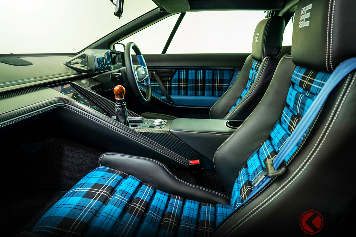 チェック柄の豪華内装がカッコイイ!