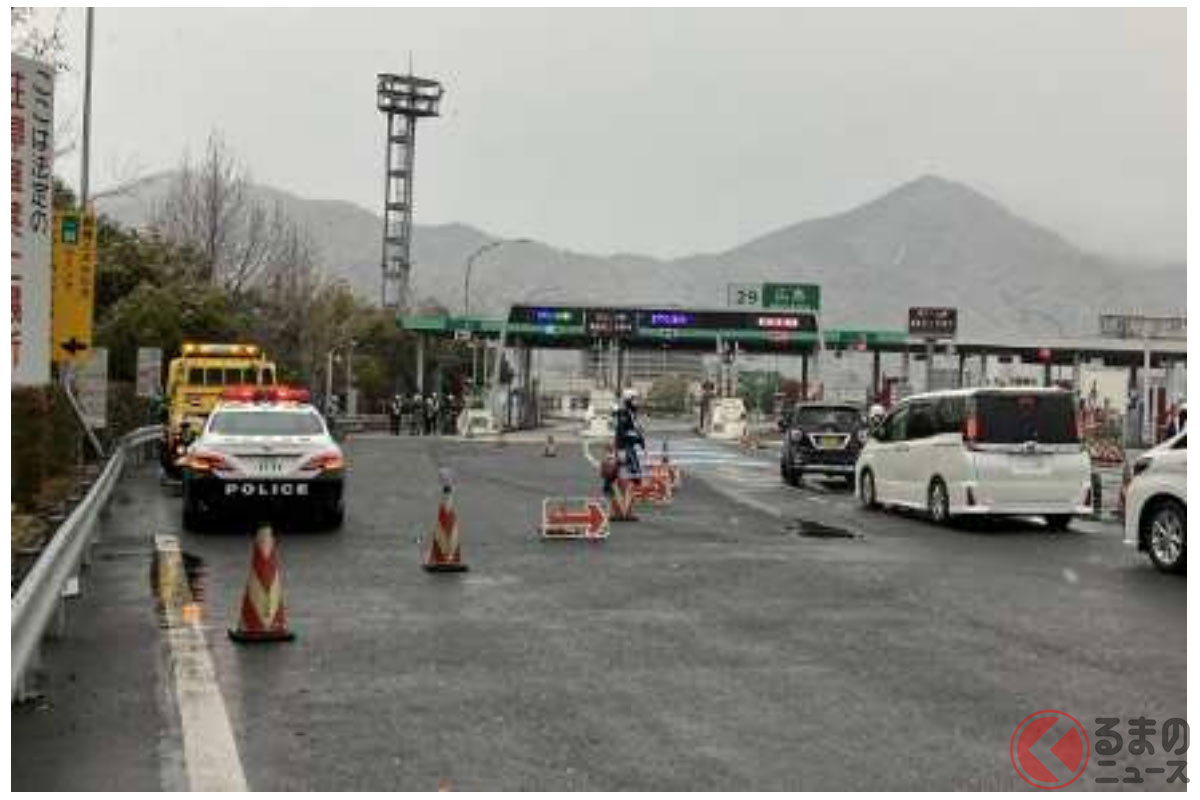 タイヤチェックの様子(画像:NEXCO西日本)