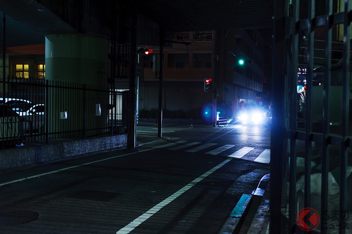 「センサー付きスポットライト」を設置することで、暗い道でも運転者に対して「そこに歩行者がいる」ことを明確に伝え、視認性を向上させる! (画像はイメージ/クレジット:JP= PIXTA)
