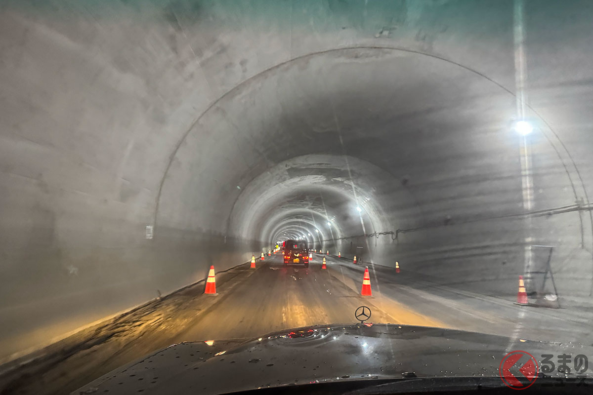 暫定供用中の国道140号「大滝トンネル」の内部(画像:くるまのニュース編集部撮影)