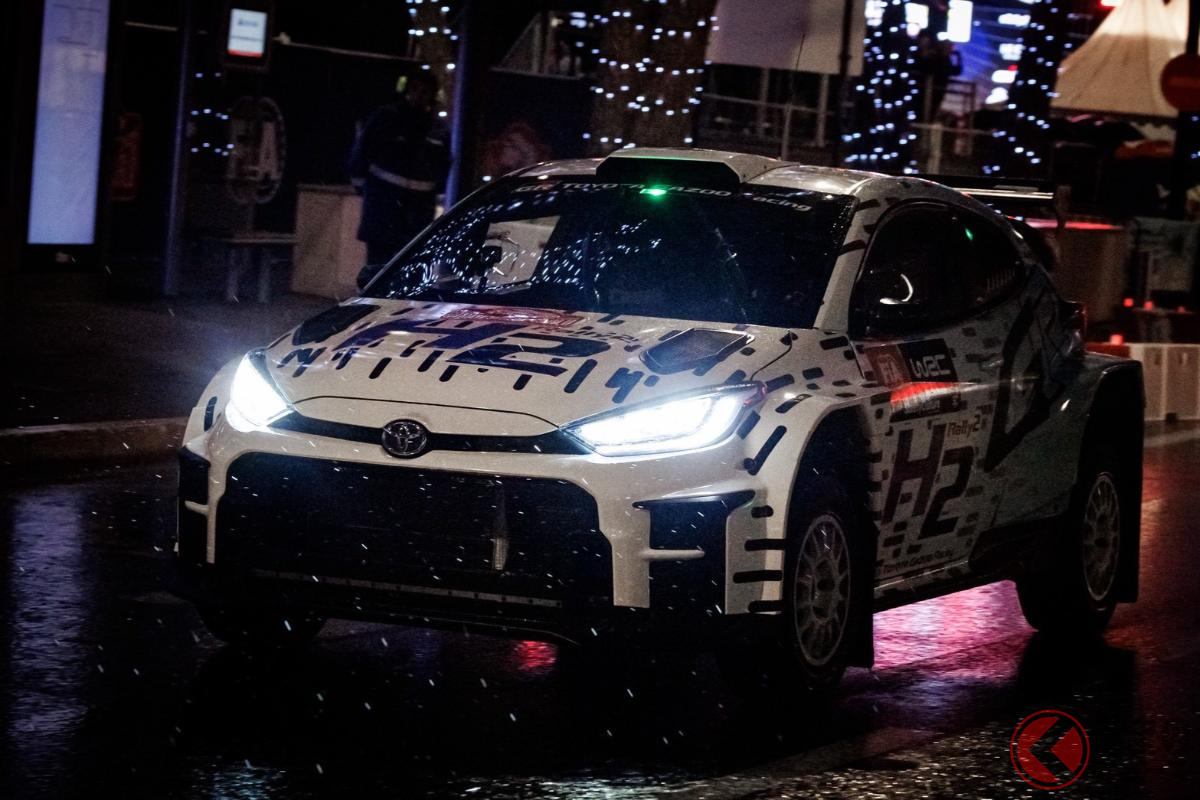 沿道の観衆が見守るなか、GRヤリス ラリー2 H2コンセプトのデモランが行われた