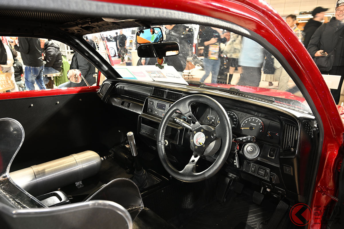 ダブルミラーや補助ブレーキなど「元・教習車」を感じさせる装備はそのまま