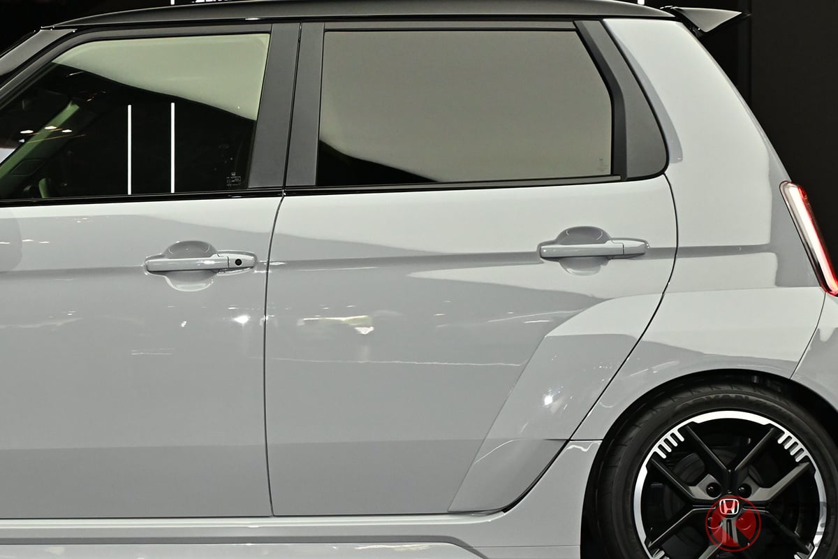 張り出した専用デザインのワイドボディがカッコイイ!