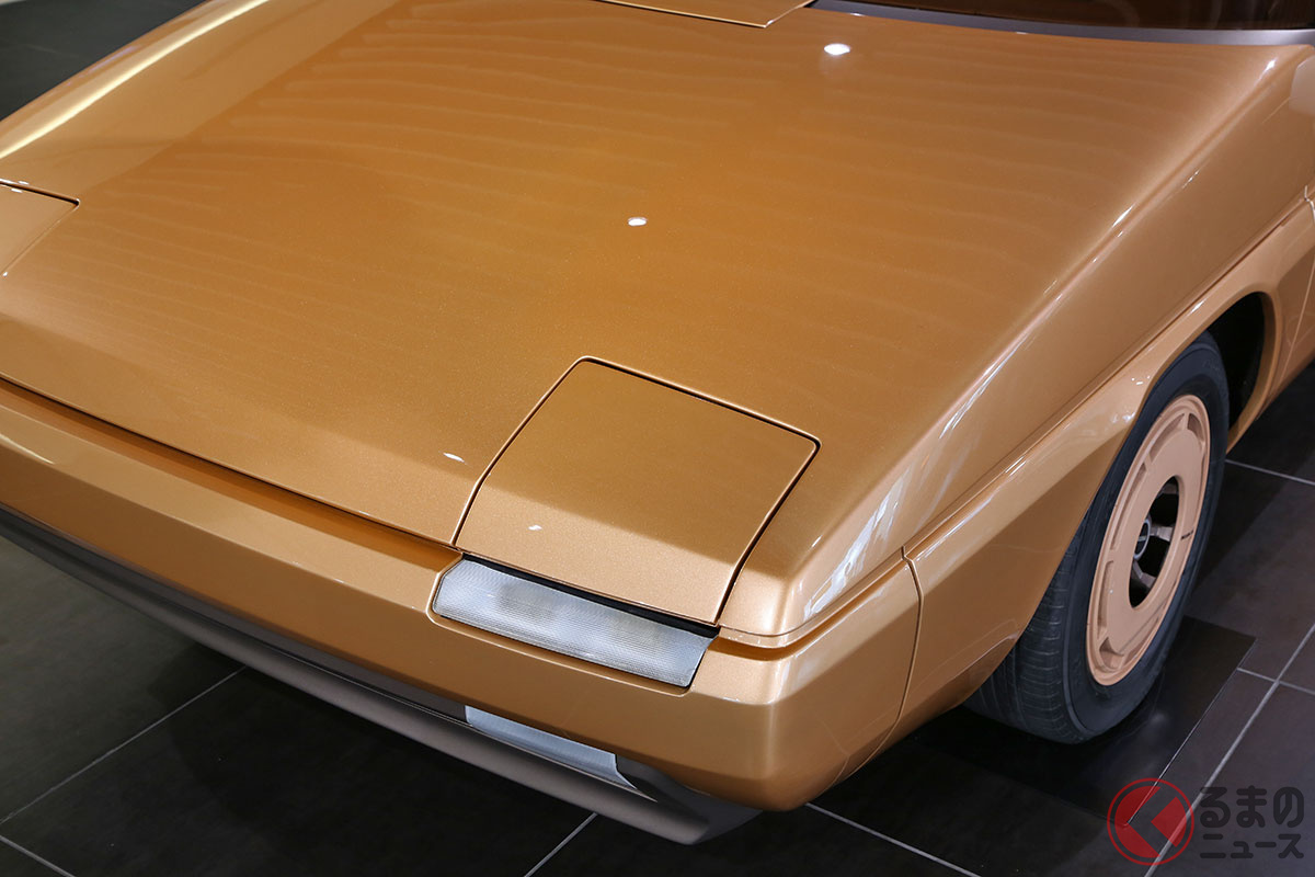 マツダ「“斬新”コンパクトカー」が凄い! 今までにない「超画期的ハンドル」&パカッと開く「リトラライト」採用! 1981年に「90年代のクルマ」を想像した「MX-81」コンセプトカーとは