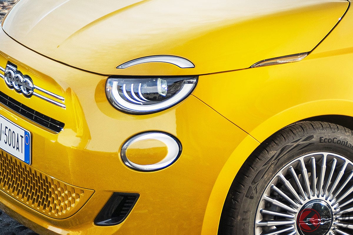 フィアット新型「500ハイブリッド」。丸目ライトとコンパクトなボディは従来の魅力を踏襲しつつ、最新アーキテクチャで大幅進化を果たした