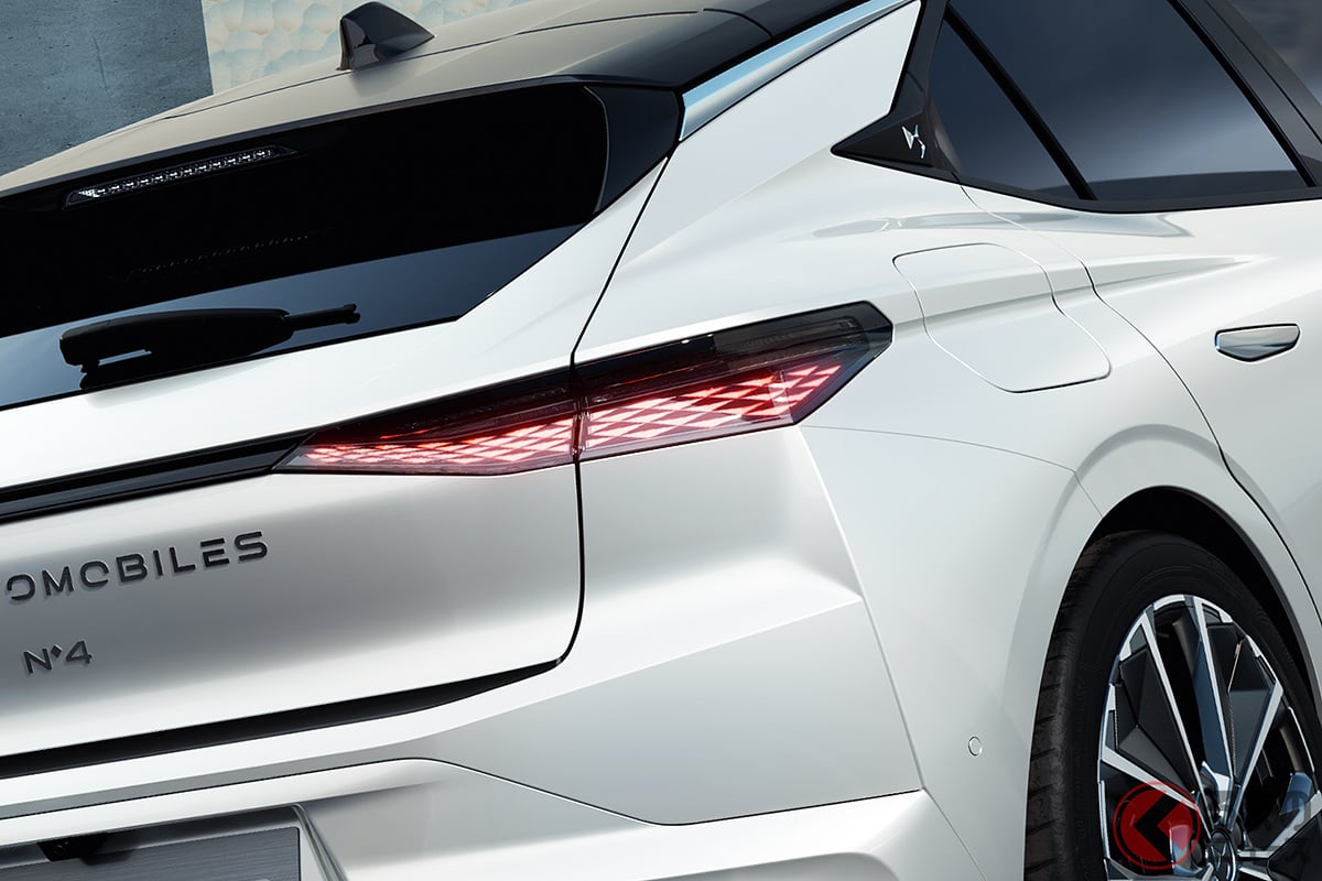 リアビューの変更点はエンブレム周りが中心。新たに「DS AUTOMOBILES No4」のロゴが配置された