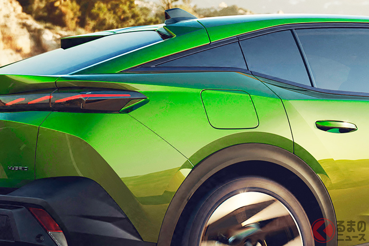 最大のトピックはリアデザイン。ブランド初となる「光るPEUGEOTレタリング」を採用