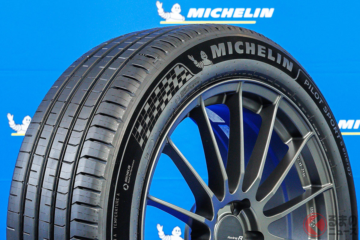 漆黒のサイドウォールとトレッドの溝が目を引く「MICHELIN Pilot Sport 5 energy」