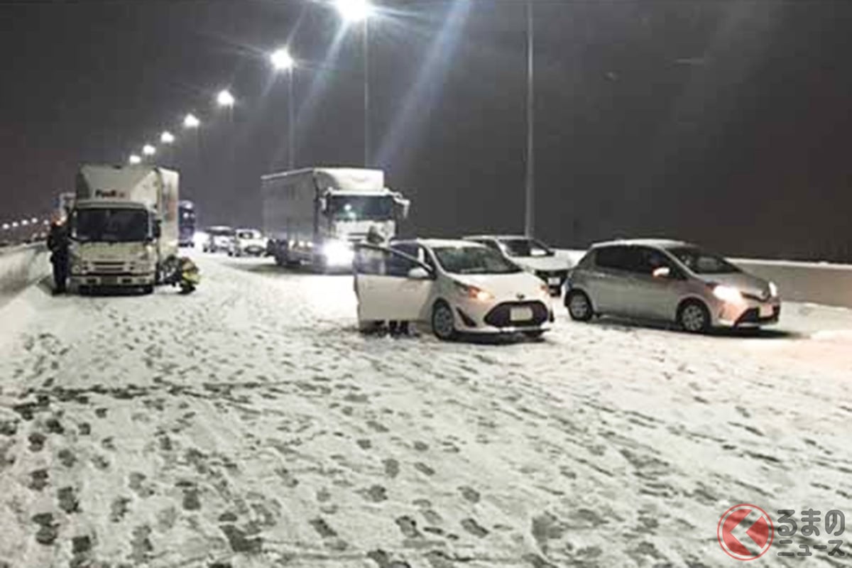 なぜ雪道での夏タイヤトラブルは後を絶たない? (画像は立ち往生のイメージ/出展:国土交通省)