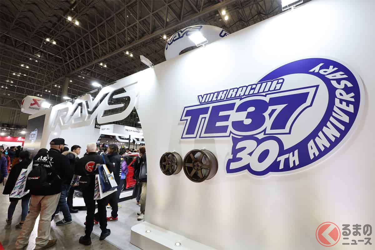 「VOLK RACING TE37」誕生30周年記念を中心としたブースに