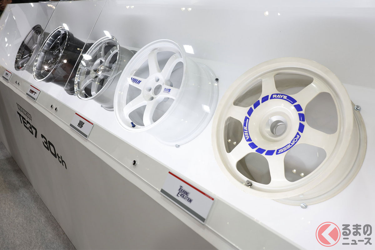 30周年記念モデルも展示され、多くの来場者でにぎわっている