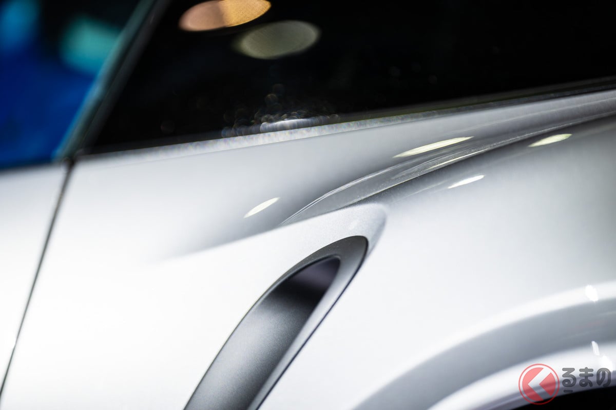 このつや感がCPCプレミアムコーティングのすごさ! 水滴が滑り落ちる「滑落性」と「流水性」は雨天時に限らず、洗車時にも役立つ