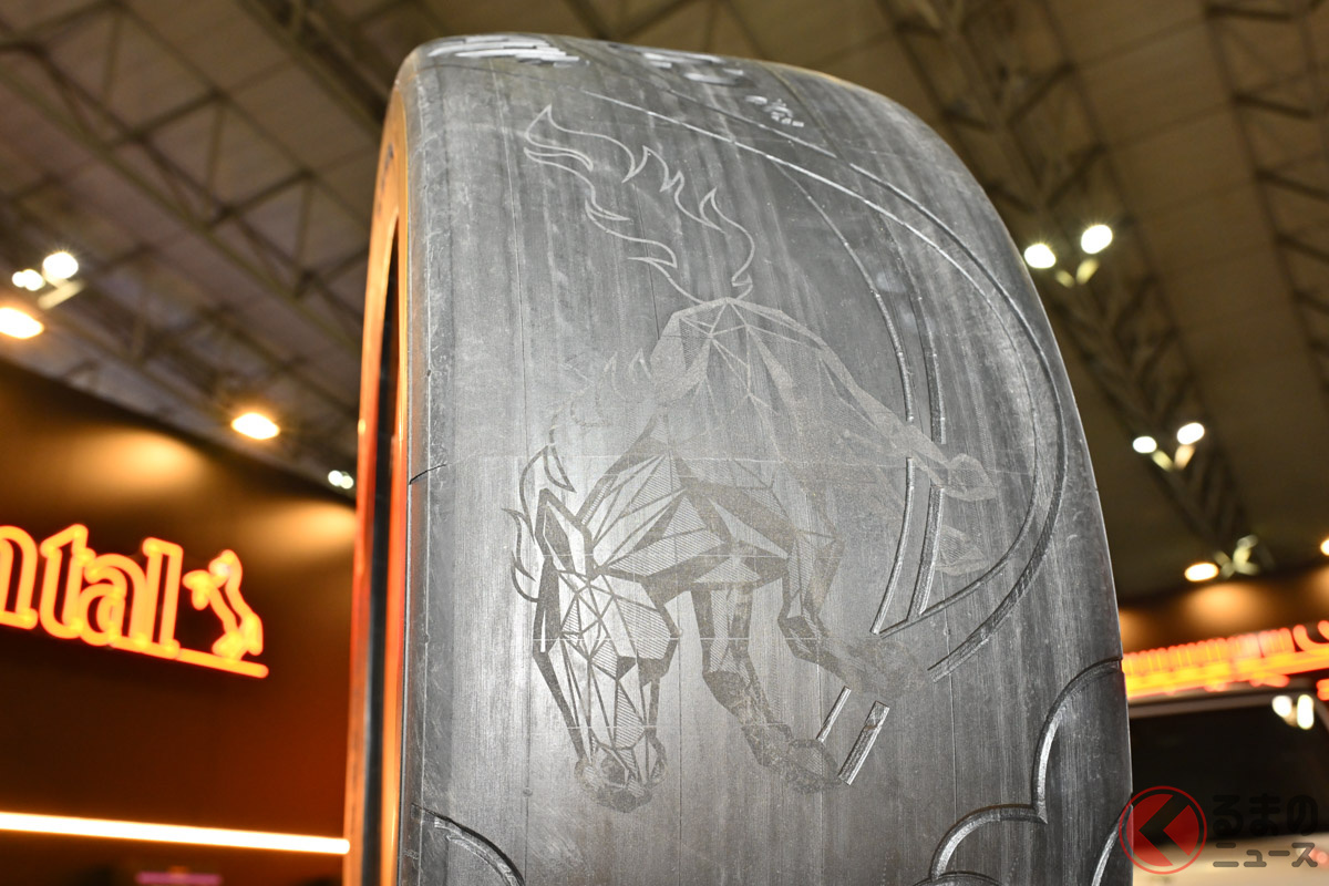 午（うま）年にちなんで、馬をモチーフにしたアートをタイヤにレーザー彫刻している