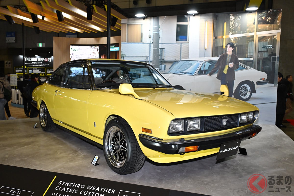 モデルの道木マヤさんが大切に乗るいすゞ「117クーペ」が、最新タイヤ「シンクロウェザー」を履いてステージに! 驚くべきは同タイヤの汎用(はんよう)性で、こだわりの旧車から身近な軽自動車まで、なんと100サイズ以上のバリエーションを誇る。どんなクルマも「シンクロ」させてしまう、圧巻のラインナップだ