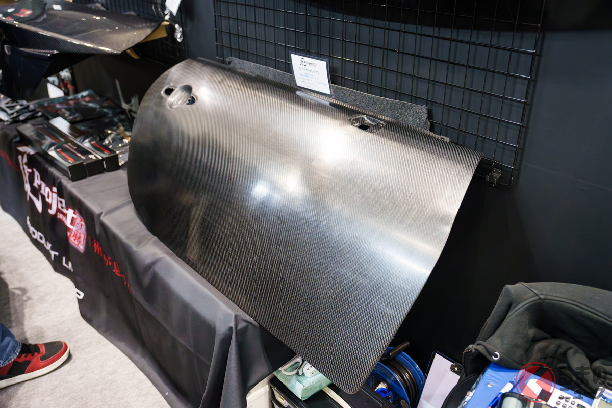 ドライカーボンドア。重さはなんと3.5kg！