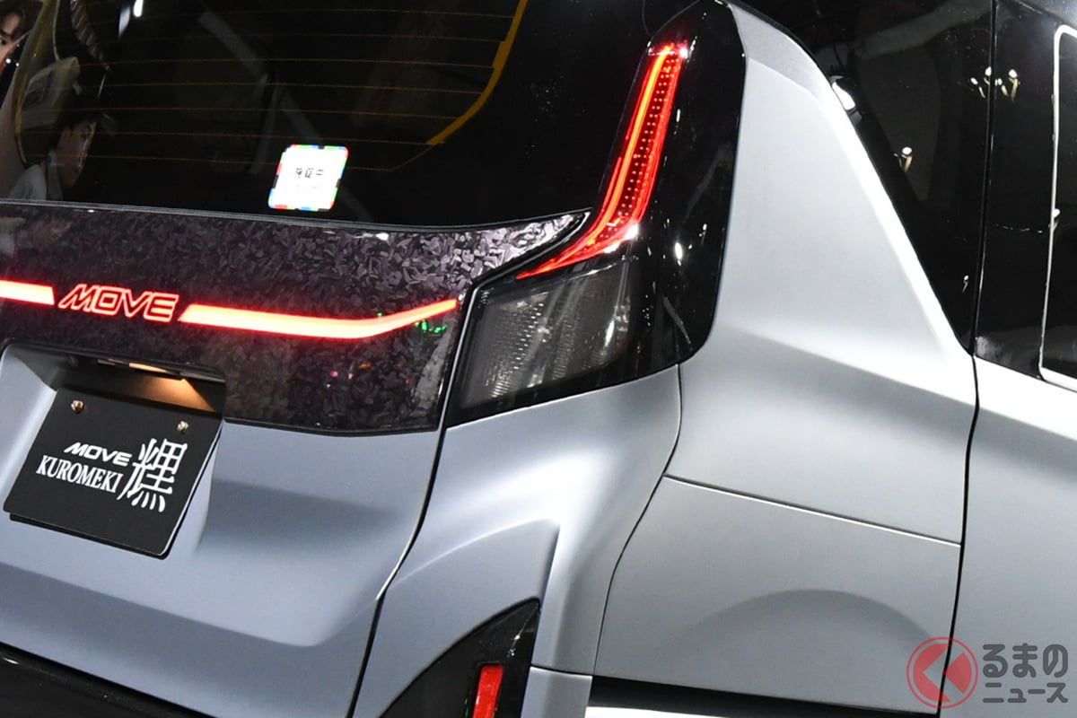 赤く光るMOVEエンブレム!