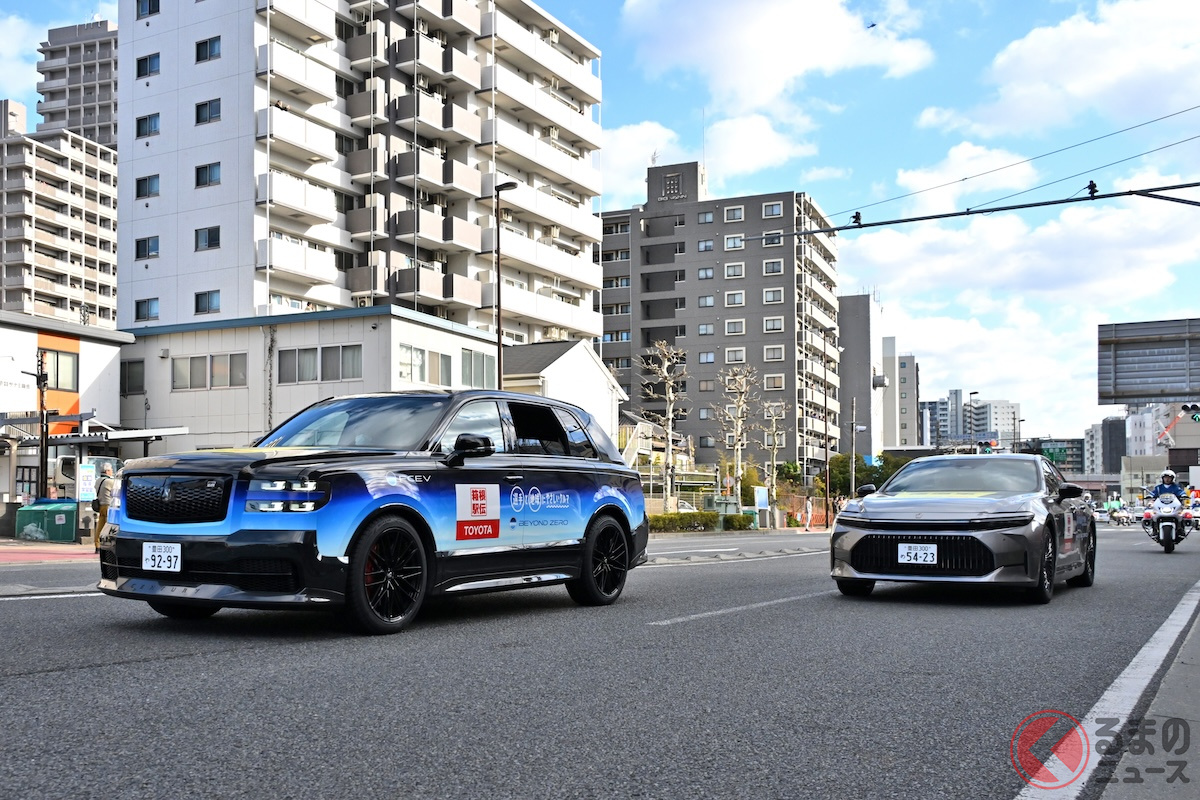 2026年の箱根駅伝に登場した、トヨタの「センチュリーSUV GRMN FCEV」!(左)