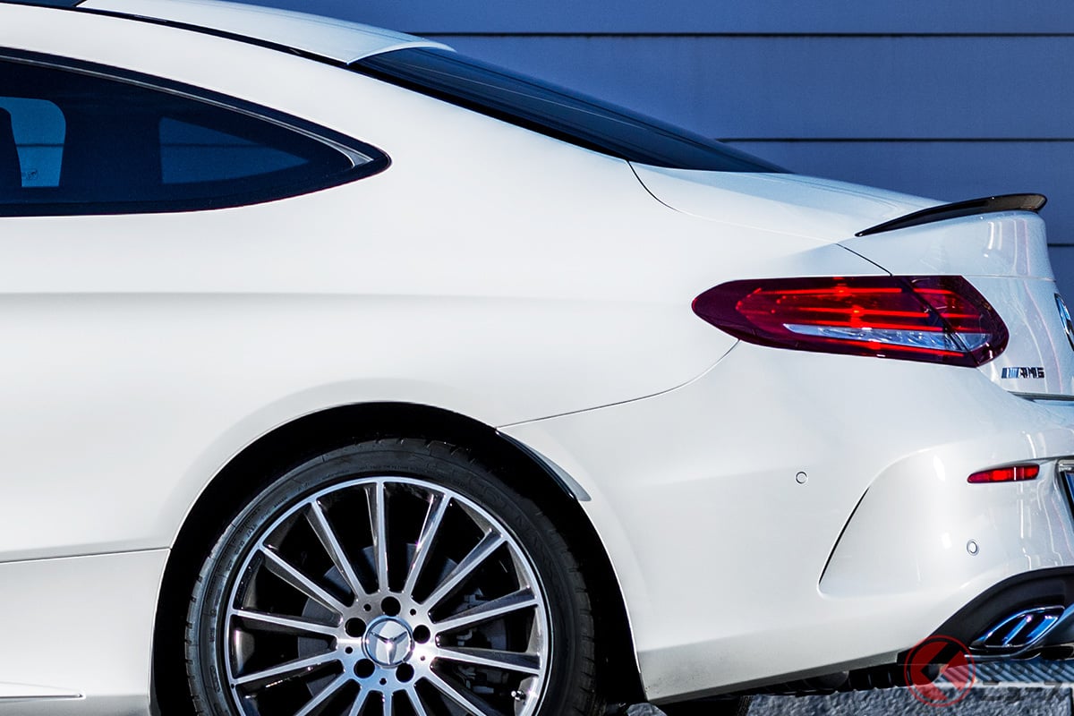 300万円以下で狙えるメルセデスAMG「C43 4MATICクーペ」。大径ホイールや大型エアインテークが、ただのCクラスクーペではないことを主張する