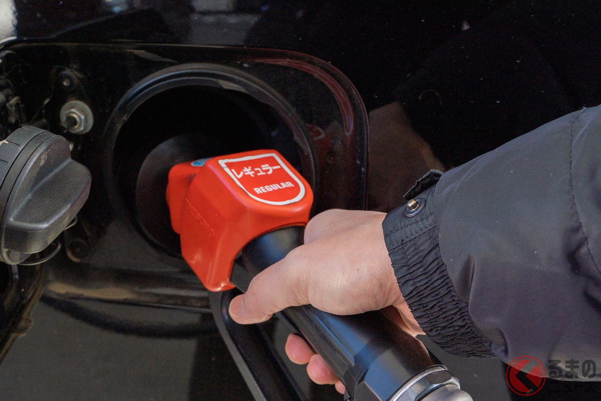 「継ぎ足し給油」はキケンなNG行為です!(画像はイメージ、ノンタン/PIXTA)