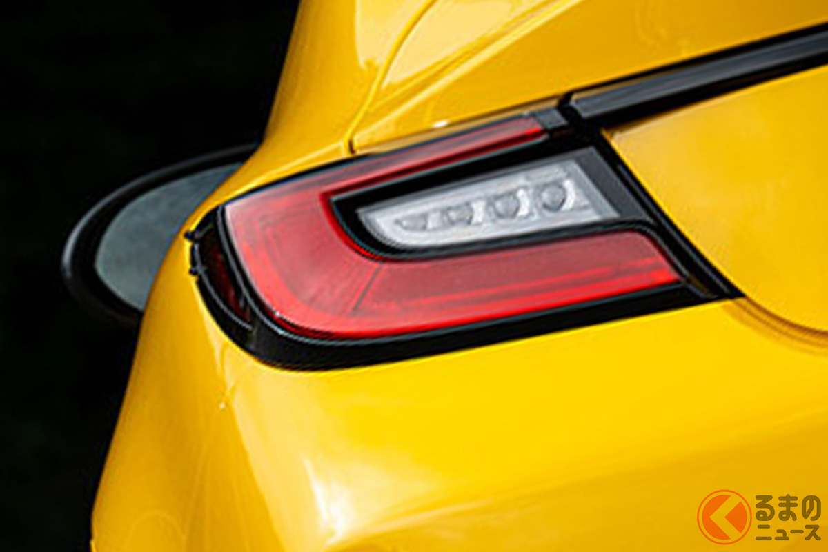 イエロー輝く2ドアスポーツカー!