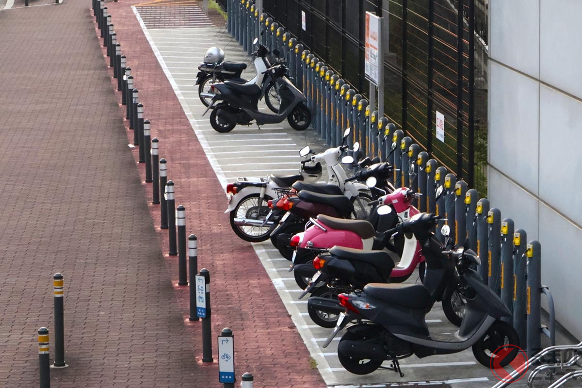 近年、整備が整ってきているバイク用の駐車場(画像:PhotoAC)