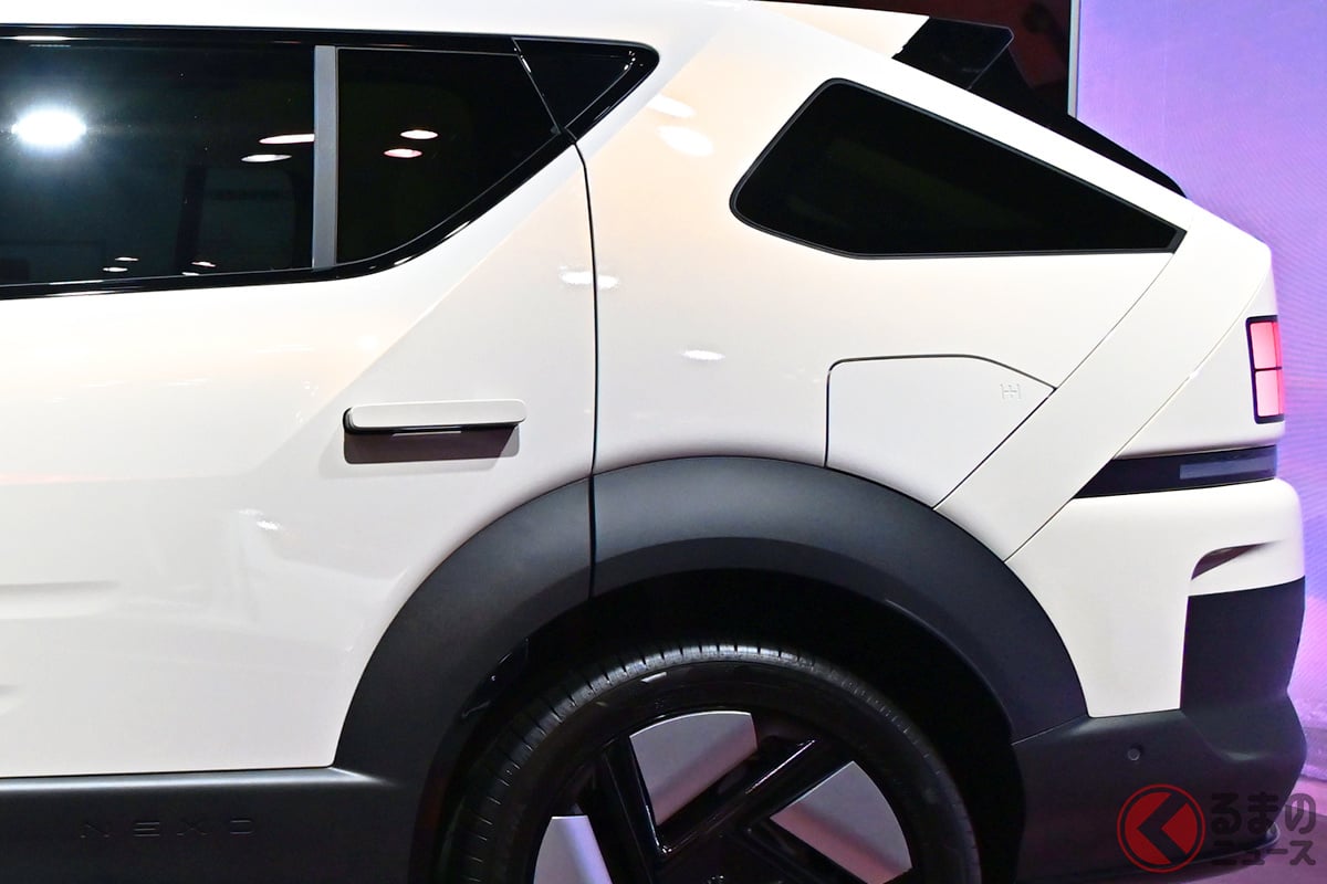 斬新な三角ウインドウデザインも特徴の1つ