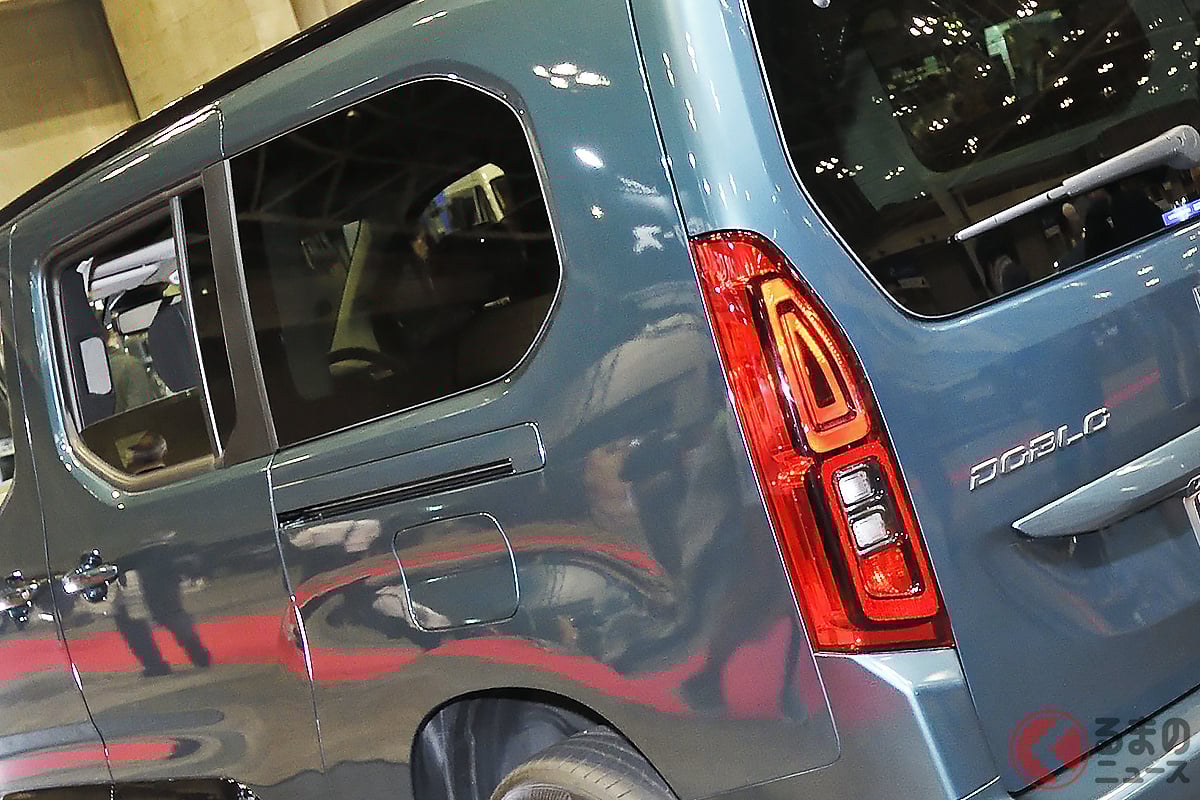 スライドドアミニバンに大人「2人」寝られる!?