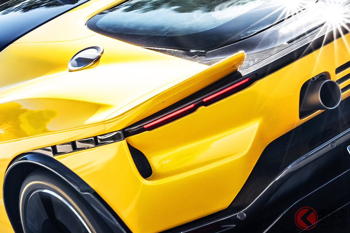 新型「849テスタロッサ」のリアビュー。ワイド&ローのスタンスが際立ち、空力性能を追求した造形が印象的