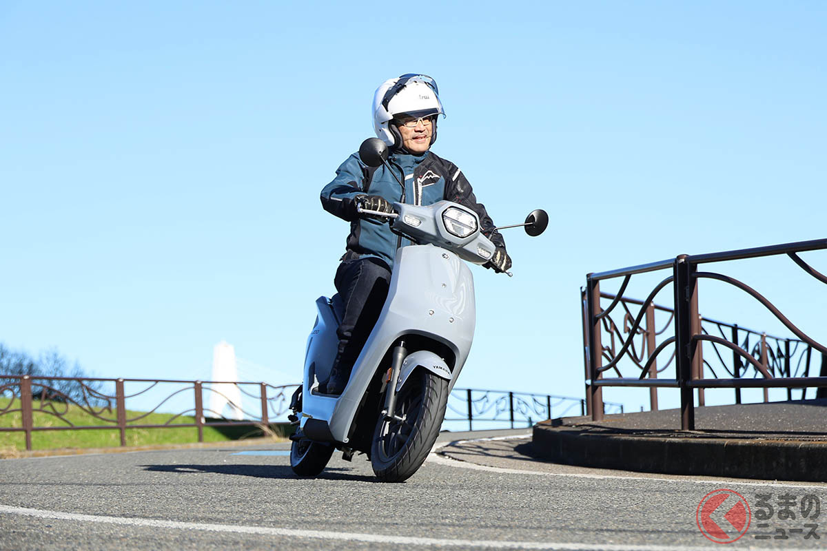 ヤマハの電動スクーターJOG E(原付一種)は、東京・大阪の地域限定で先行販売され、購入時にバッテリーシェアサービスのGachacoを契約します。JOG Eに乗る筆者近藤スパ太郎。(Photo by:高橋進)