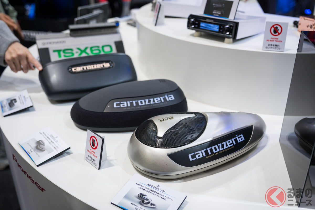 カロッツェリアブースの中央に展示された、同ブランド往年のアイテム群。「懐かしい…」と感じる人も多いのではないか