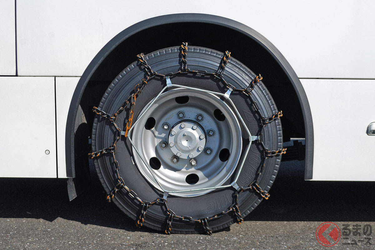 バス用タイヤチェーンのイメージ(画像:tommy / PIXTA(ピクスタ)・オンスポットではありません)