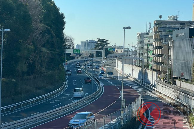 首都高の「くねくね区間」でトヨタやスバルが自動合流!? 交通量が多く