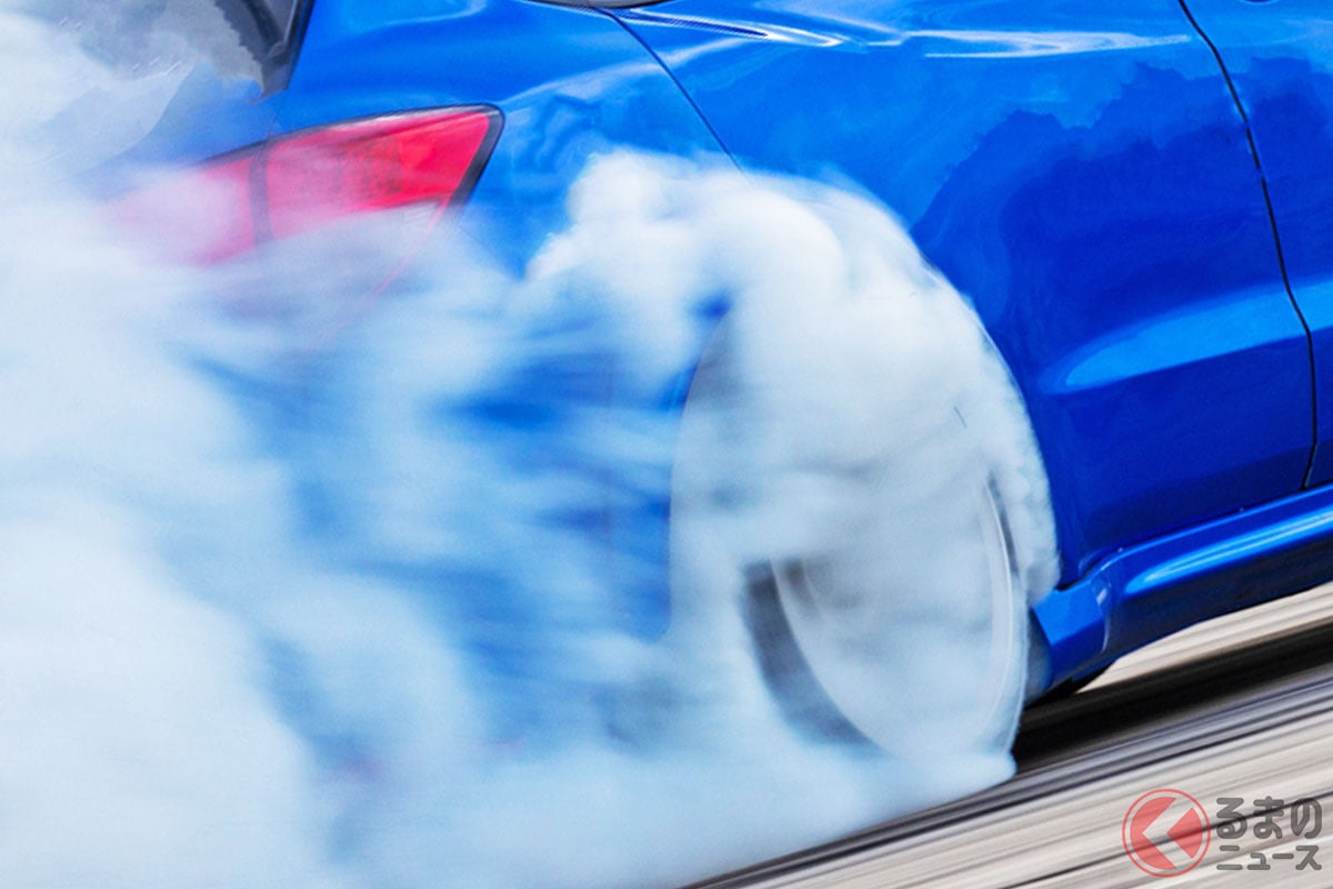 ドリフト走行のイメージ(画像:Avigatorphotographer / PIXTA(ピクスタ)・イメージです)