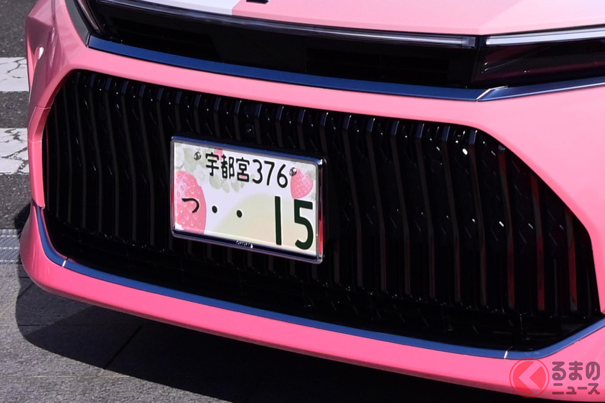 3代目は「王宮」仕様!? トヨタ新型「ピンククラウン」市販化も? 苺デザインの「公用車」に反響