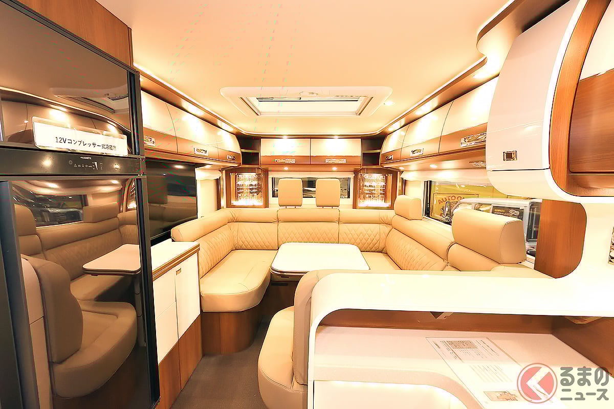 ホントにクルマの中なの!? 豪華すぎるラウンジルームは車体の後部にレイアウト