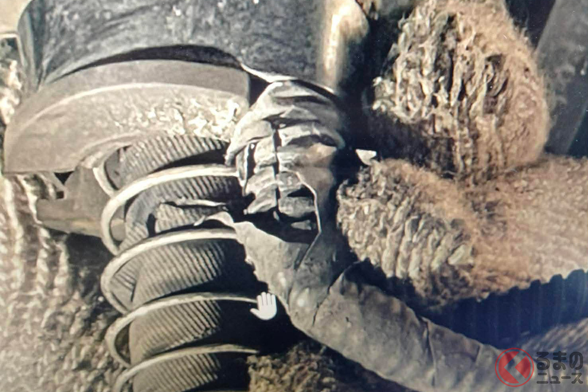 リコール対象にはなってないウィズダム中型のブレーキホースの破損の様子（画像：元従業員）