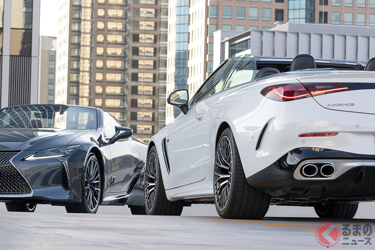 5リッターV8を積むレクサス「LC500 コンバーチブル」(左・1555万円〜)と、最新直6+電動化技術を駆使するメルセデスAMG「CLE53 4MATIC+カブリオレ」(右・1433万円〜)。(Photo:Daijiro Kori)