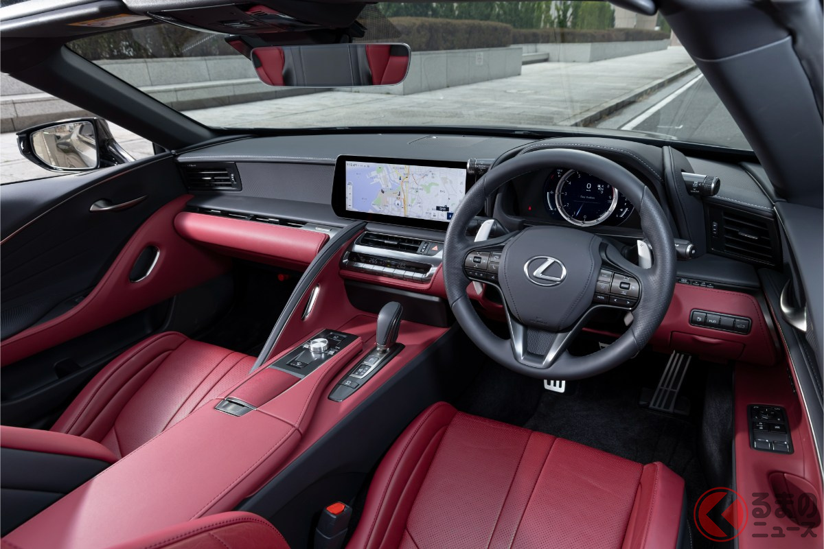 レクサス「LC500 コンバーチブル」のインテリア。ネックヒーターを効かせれば、冷たい空気さえも心地よいエンターテイメントに変わります。(Photo:Daijiro Kori)