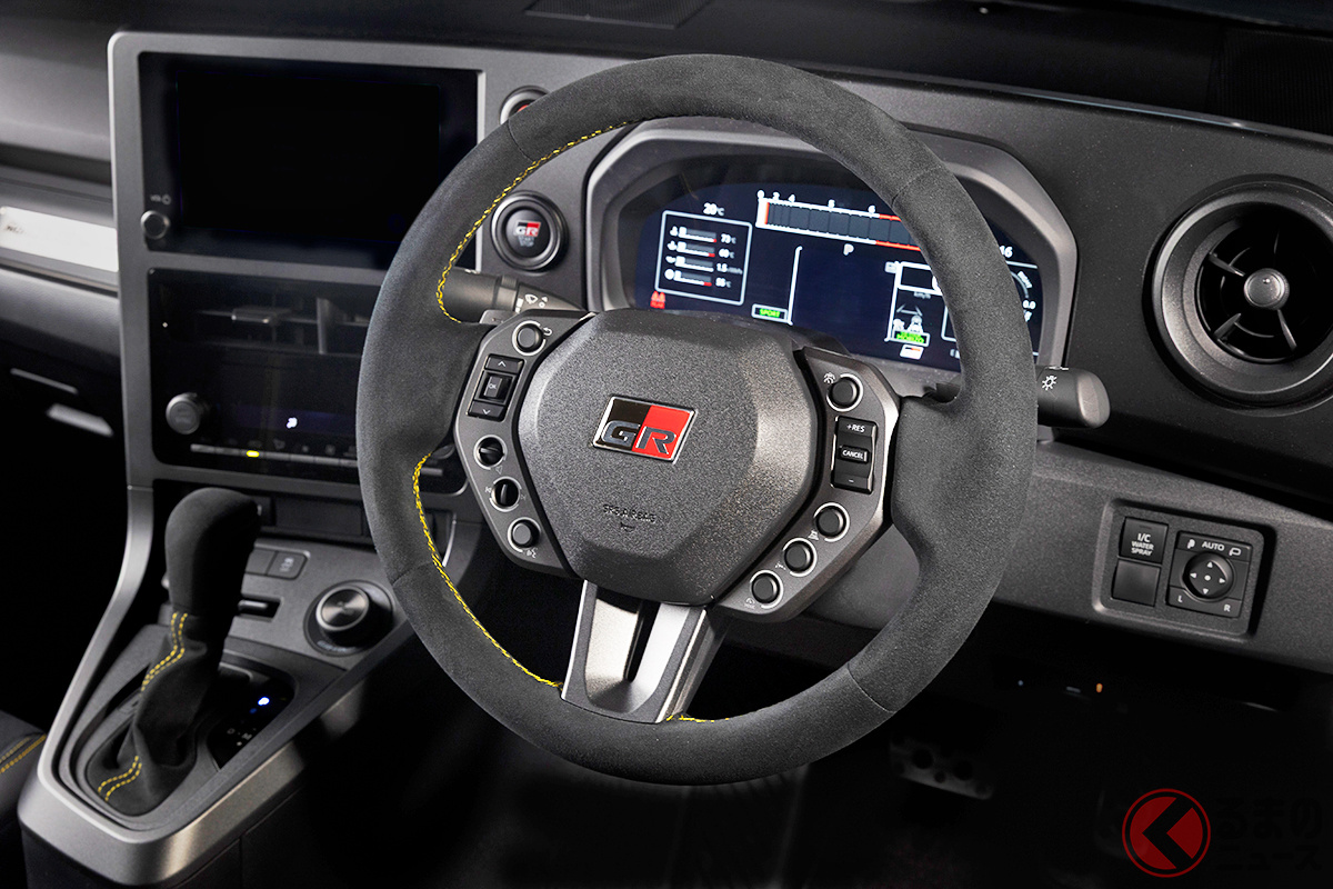 スエードの専用ステアリングホイールも超精悍!